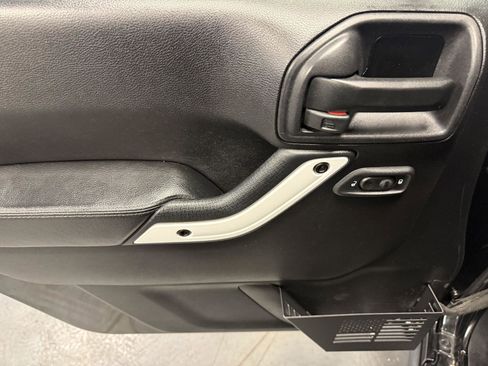 Used 2015 Jeep Wrangler Unlimited Sahara image 25