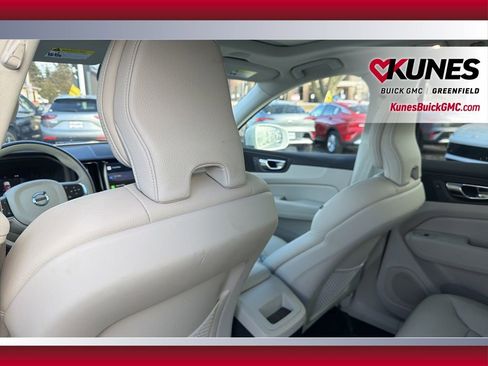 Used 2022 Volvo XC60 B5 Momentum image 35