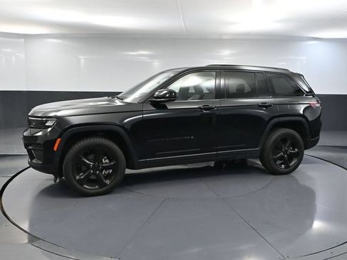 Used 2023 Jeep Grand Cherokee Altitude AWD/4WD image 11
