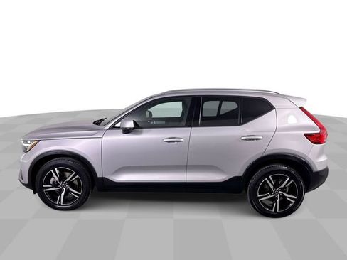 Used 2023 Volvo XC40 B5 Core image 5