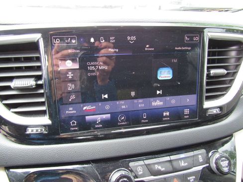 Used 2024 Chrysler Pacifica Touring-L FWD image 15