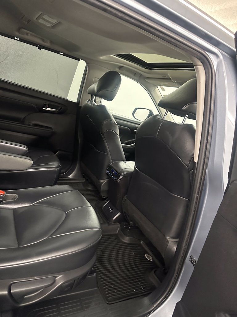 Used 2020 Toyota Highlander XLE AWD/4WD image 39