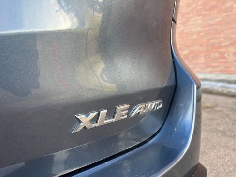 Used 2019 Toyota Highlander XLE image 11