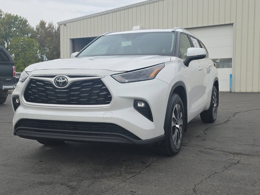 Used 2023 Toyota Highlander XLE AWD/4WD image 3