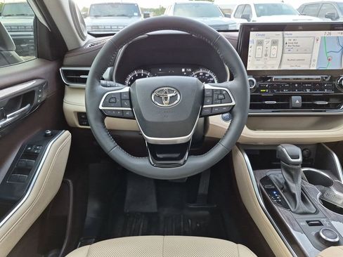 Used 2022 Toyota Highlander Platinum AWD/4WD image 31