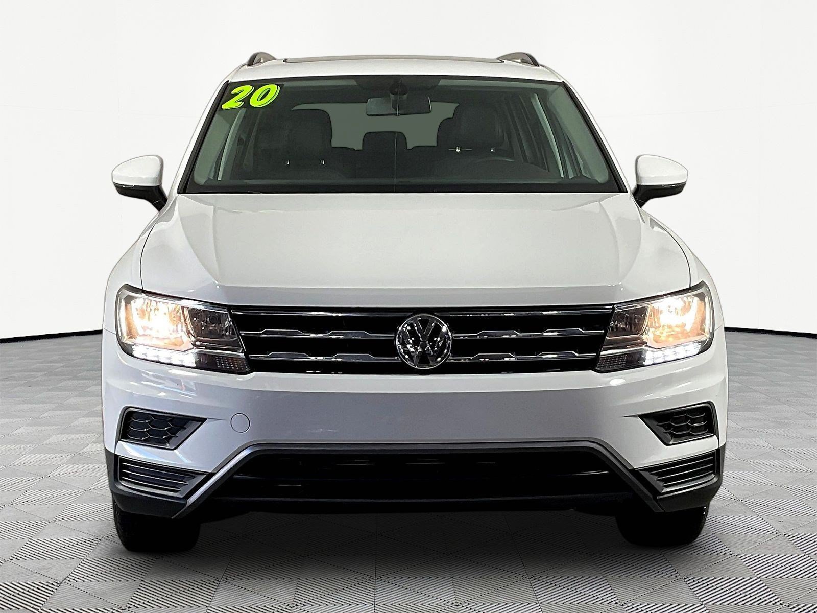 Used 2020 Volkswagen Tiguan SE w/ Panoramic Sunroof Package FWD image 2
