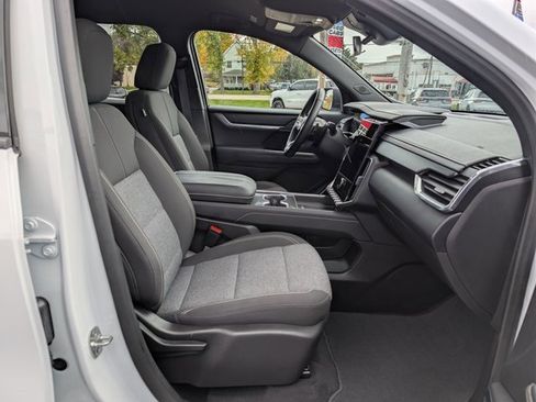 Used 2025 GMC Acadia Elevation image 12