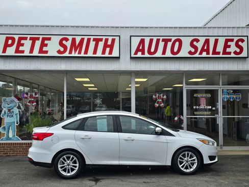 Used 2017 Ford Focus SE image 2