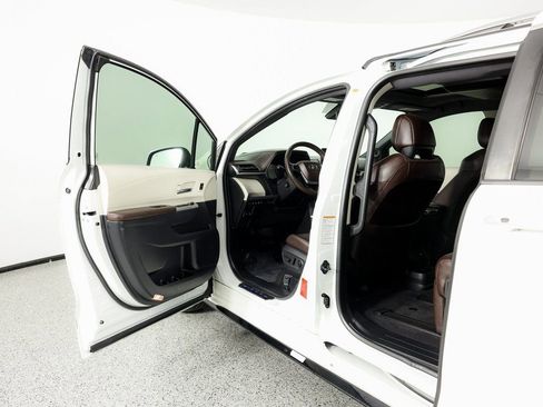 Used 2021 Toyota Sienna Platinum image 23