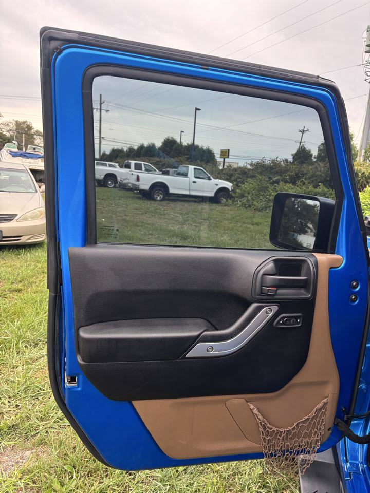 Used 2015 Jeep Wrangler Unlimited Sahara w/ Connectivity Group AWD/4WD image 16