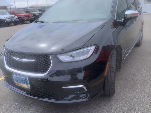Used 2024 Chrysler Pacifica Pinnacle FWD image 4