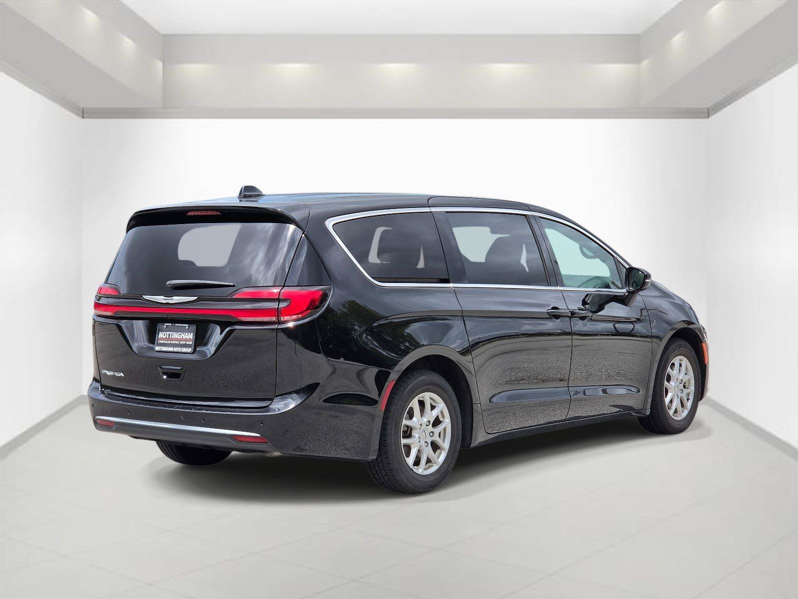 Used 2025 Chrysler Pacifica Select FWD image 6