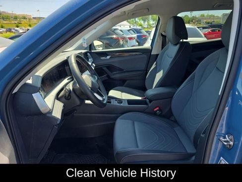 Used 2025 Volkswagen Tiguan SE image 4