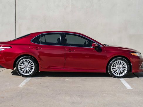 Used 2018 Toyota Camry XLE image 6