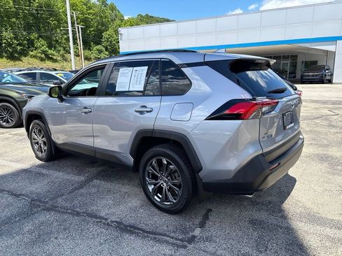 Used 2022 Toyota RAV4 XLE Premium AWD/4WD image 3