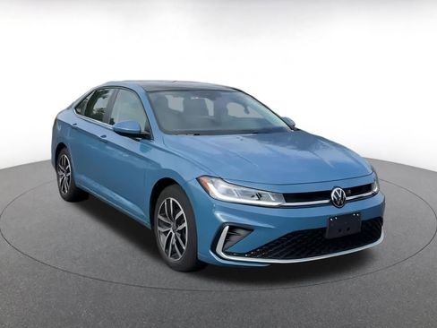 Used 2025 Volkswagen Jetta SE image 3