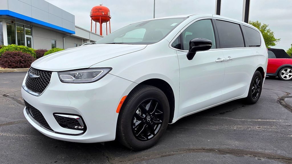 Used 2025 Chrysler Pacifica Select FWD image 2