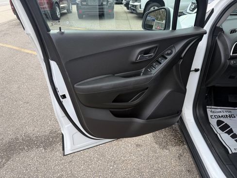 Used 2017 Chevrolet Trax LT w/ LT Convenience Package AWD/4WD image 25