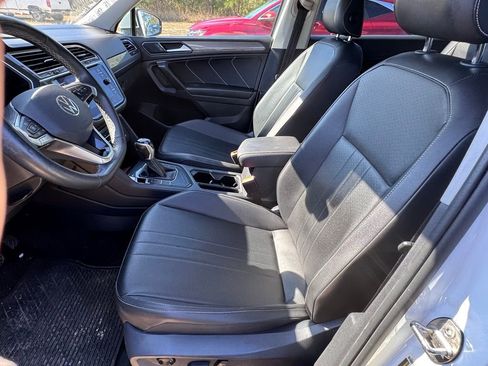 Used 2022 Volkswagen Tiguan SE w/ Panoramic Sunroof Package image 5