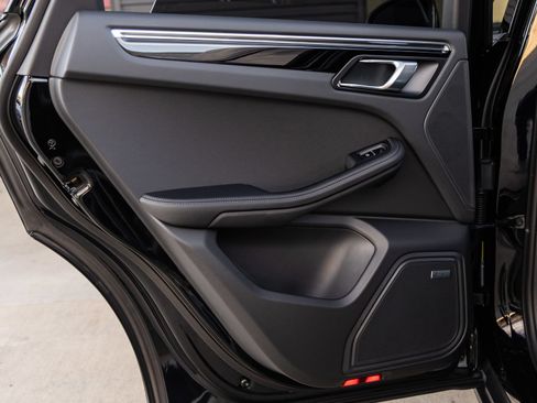 Certified 2026 Porsche Macan AWD/4WD image 31