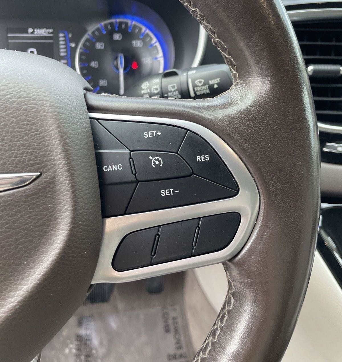 Used 2020 Chrysler Pacifica Touring-L FWD image 21