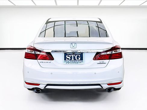 Used 2017 Honda Accord Touring image 5