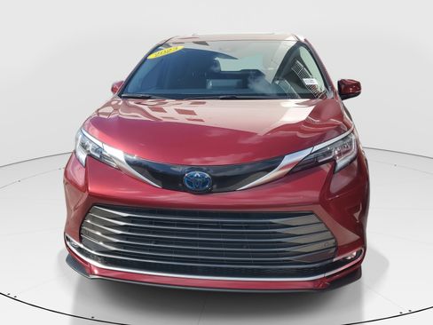Used 2023 Toyota Sienna Limited image 2