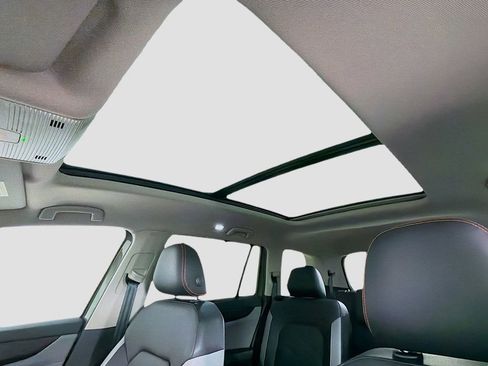 Used 2025 Volkswagen Atlas Peak Edition SE image 22