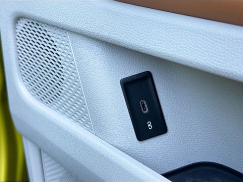 Used 2025 Volkswagen ID. Buzz 1st Edition image 35