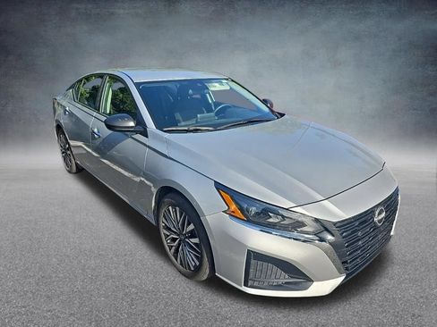 Used 2025 Nissan Altima 2.5 SV FWD image 2