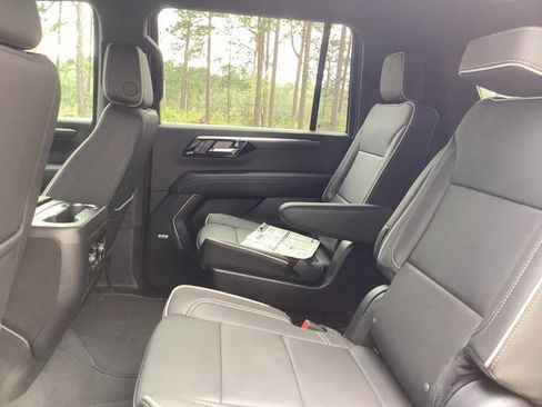 New 2025 Chevrolet Suburban Premier RWD image 19