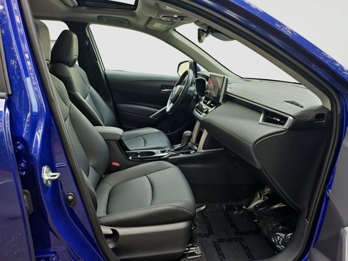 Used 2023 Toyota Corolla Cross XLE w/ Convenience Package AWD/4WD image 18