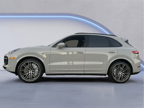 Used 2023 Porsche Cayenne Turbo image 3