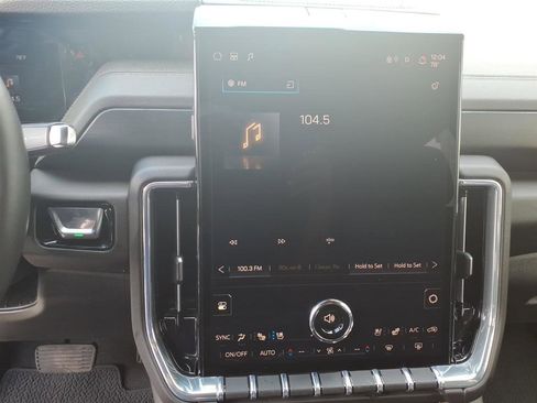 Used 2025 GMC Yukon XL Denali AWD/4WD image 10