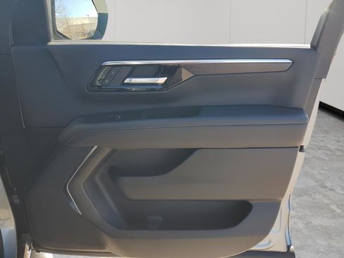 Used 2025 Chevrolet Suburban Z71 image 13