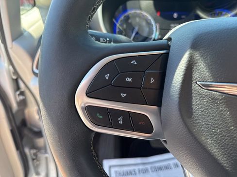 Used 2023 Chrysler Pacifica Touring-L FWD image 29