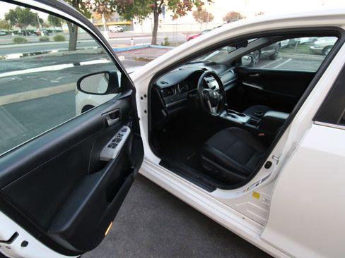 Used 2013 Toyota Camry SE image 3