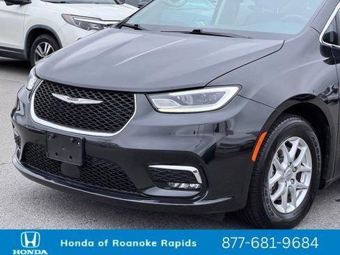 Used 2023 Chrysler Pacifica Touring-L image 34