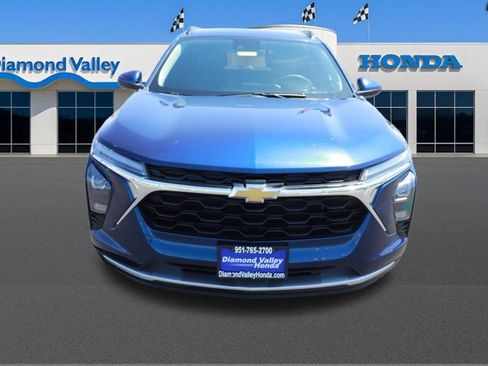 Used 2024 Chevrolet Trax LT FWD image 2