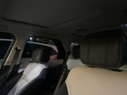 Used 2025 Land Rover Discovery Dynamic SE image 7