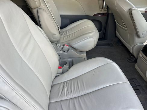 Used 2013 Toyota Sienna XLE image 29