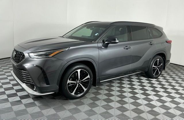 Used 2022 Toyota Highlander XSE FWD image 4