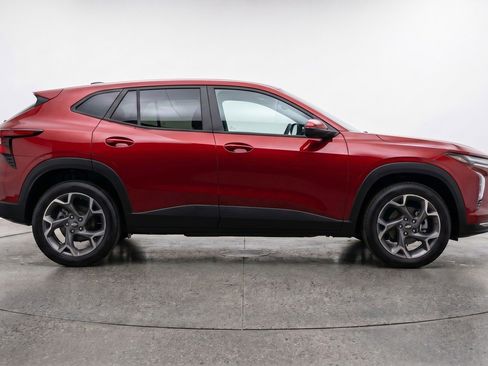 Used 2025 Chevrolet Trax LT FWD image 9