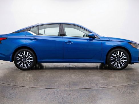 Used 2025 Nissan Altima 2.5 SV FWD image 11