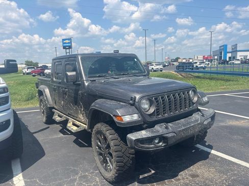 Used 2025 Jeep Gladiator Sport AWD/4WD image 3