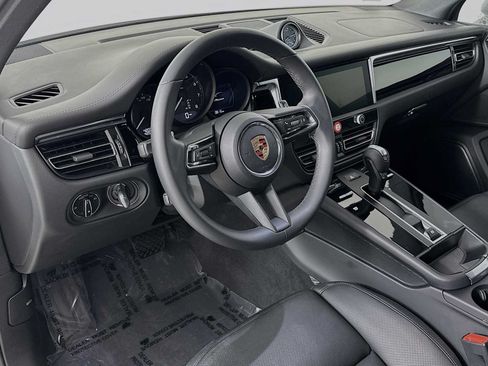 Certified 2025 Porsche Macan AWD/4WD image 4