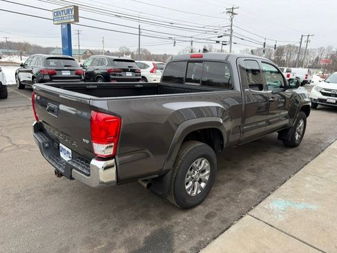 Used 2017 Toyota Tacoma SR5 w/ Tow Package image 8