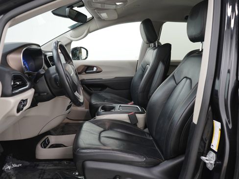 Used 2018 Chrysler Pacifica Touring-L Plus FWD image 25