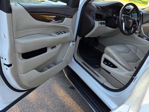 Used 2017 Cadillac Escalade Luxury AWD/4WD image 30