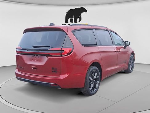 New 2027 Chrysler Pacifica Select AWD/4WD image 3